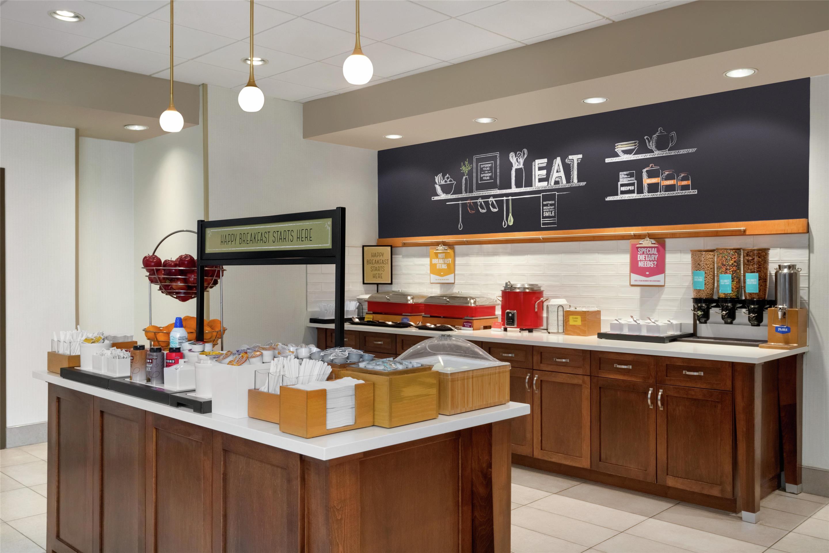Breakfast Area | Hampton Inn & Suites Tampa Busch Gardens Area