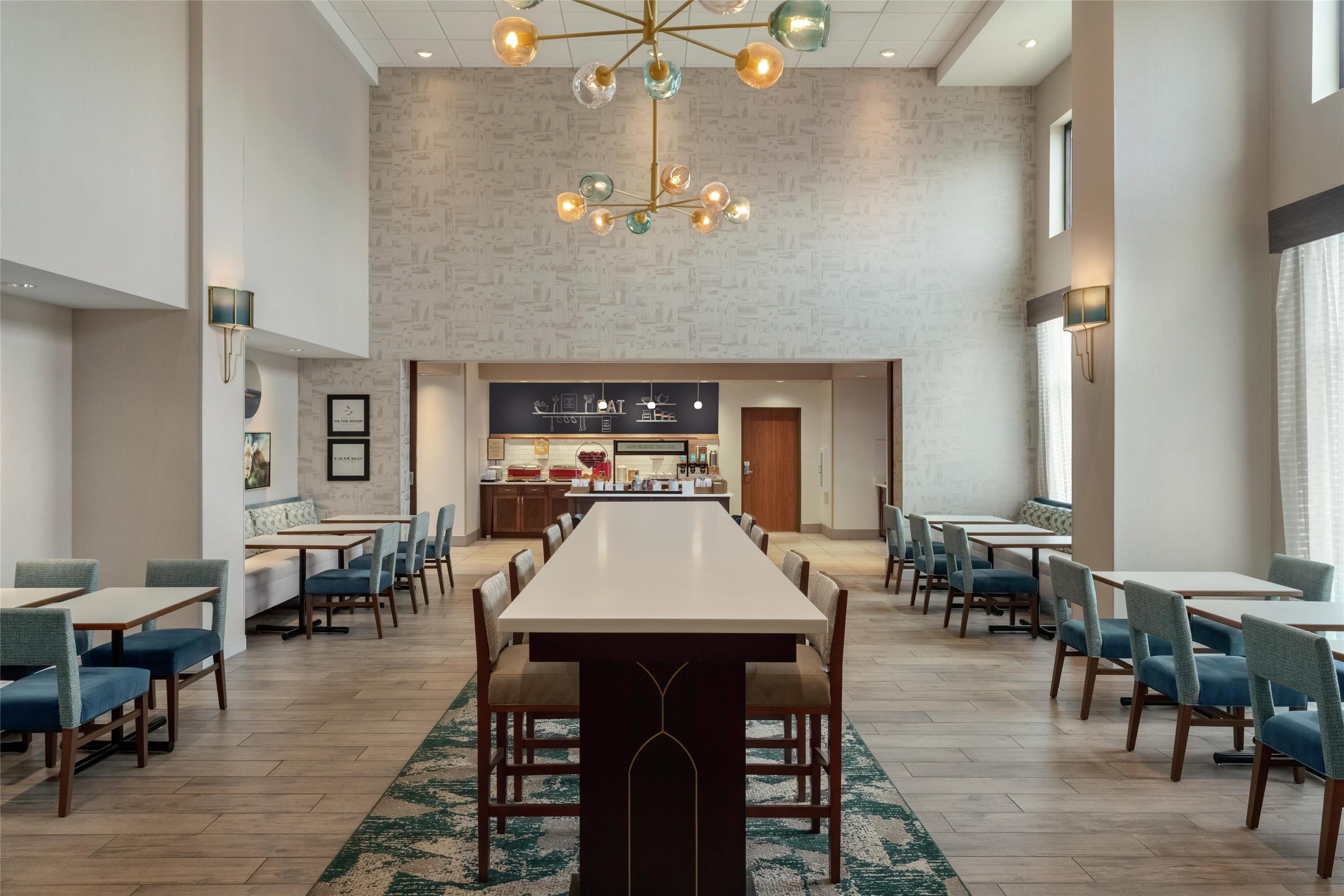 Breakfast Area | Hampton Inn & Suites Tampa Busch Gardens Area