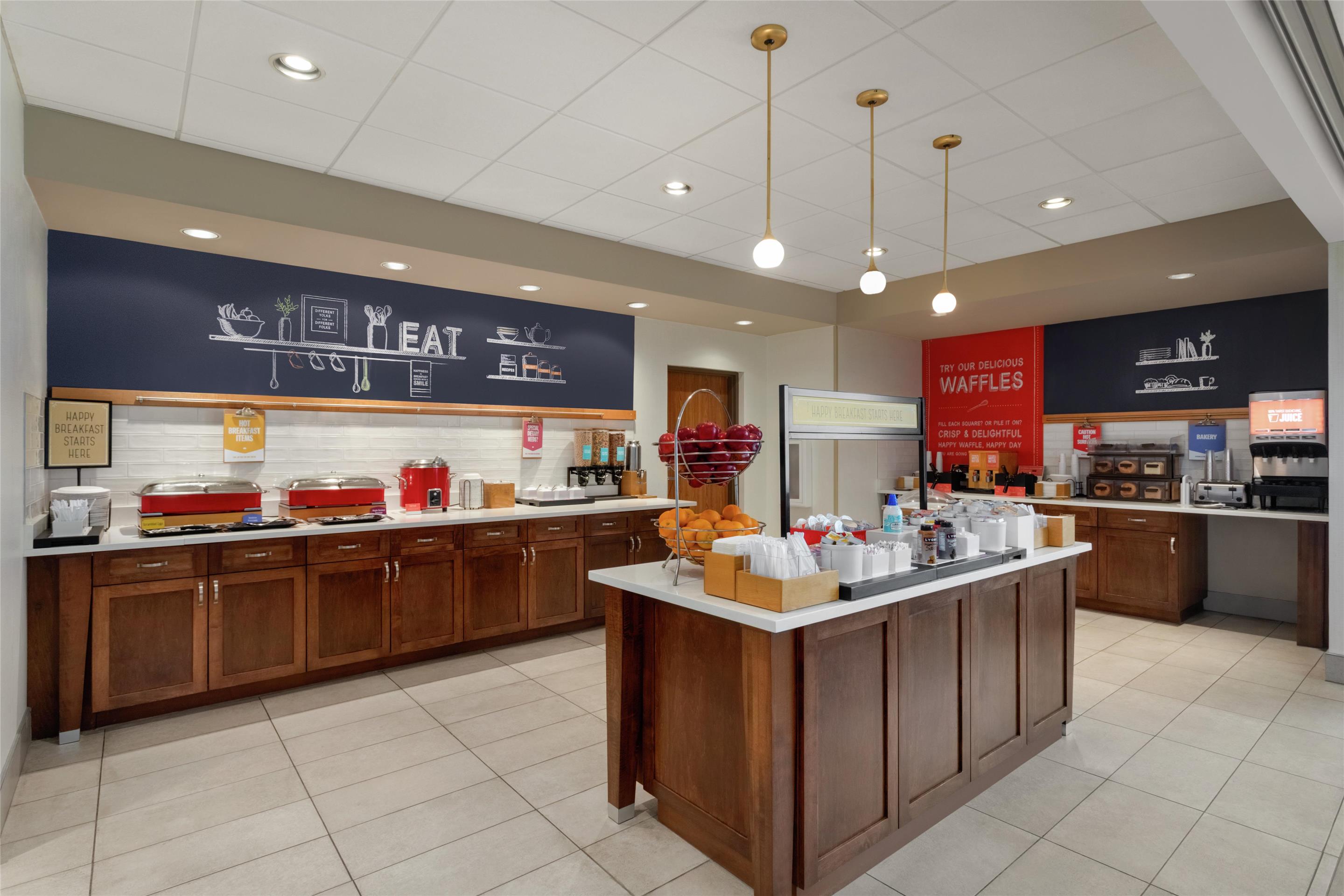 Breakfast Area | Hampton Inn & Suites Tampa Busch Gardens Area