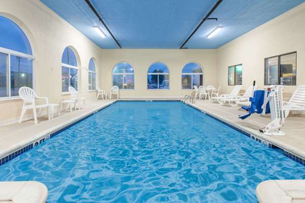 Pool - Days Inn Miami - I-44, Exit 313