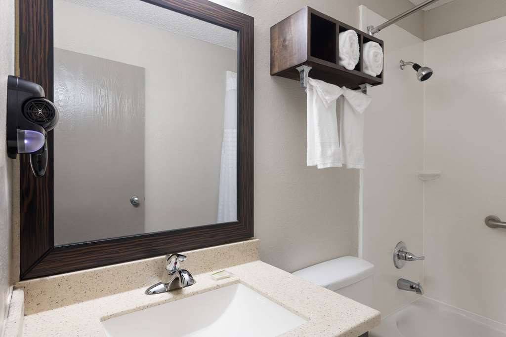 DAYS INN MIAMI-guestroom-Guest Room,Bathroom,On-Site.jpg