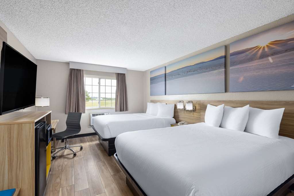 DAYS INN MIAMI-guestroom-Guest Room,On-Site.jpg