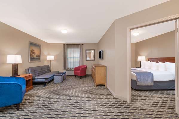 Suite - Days Inn & Suites Sellersburg - I-65, Exit 9