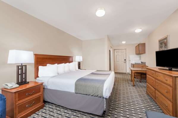 Suite - Days Inn & Suites Sellersburg - I-65, Exit 9