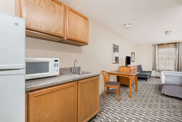 Suite - Days Inn & Suites Sellersburg - I-65, Exit 9