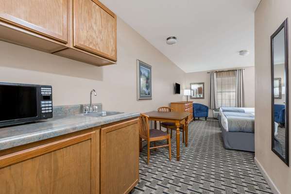 Suite - Days Inn & Suites Sellersburg - I-65, Exit 9