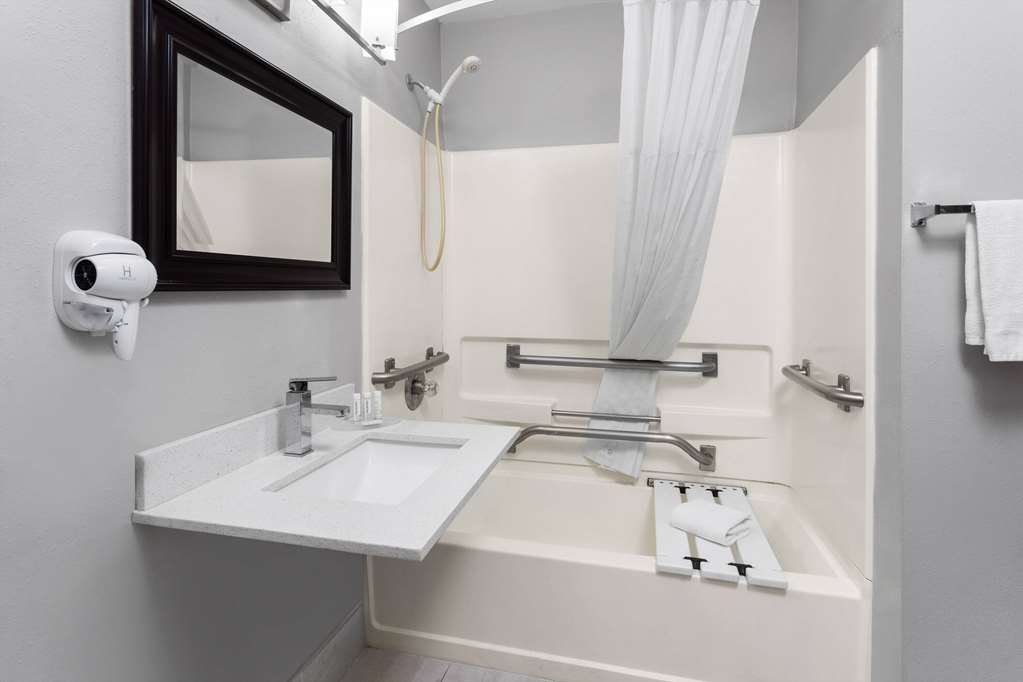 DAYS INN & SUITES BY WYNDHAM SELLER-guestroom-Guest Room,Bathroom,Accessibility,On-Site.jpg
