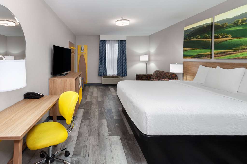 DAYS INN & SUITES BY WYNDHAM SELLER-guestroom-Guest Room,King bed,On-Site.jpg