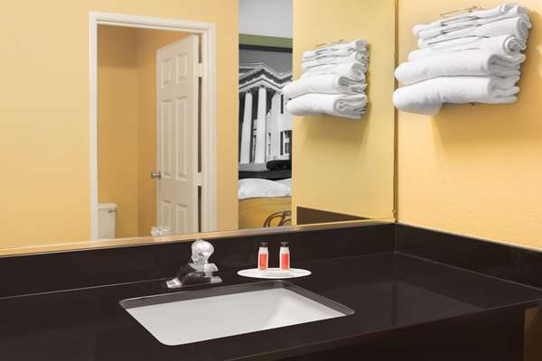  - Super 8 Hotel Vicksburg - I-20, Exit 4