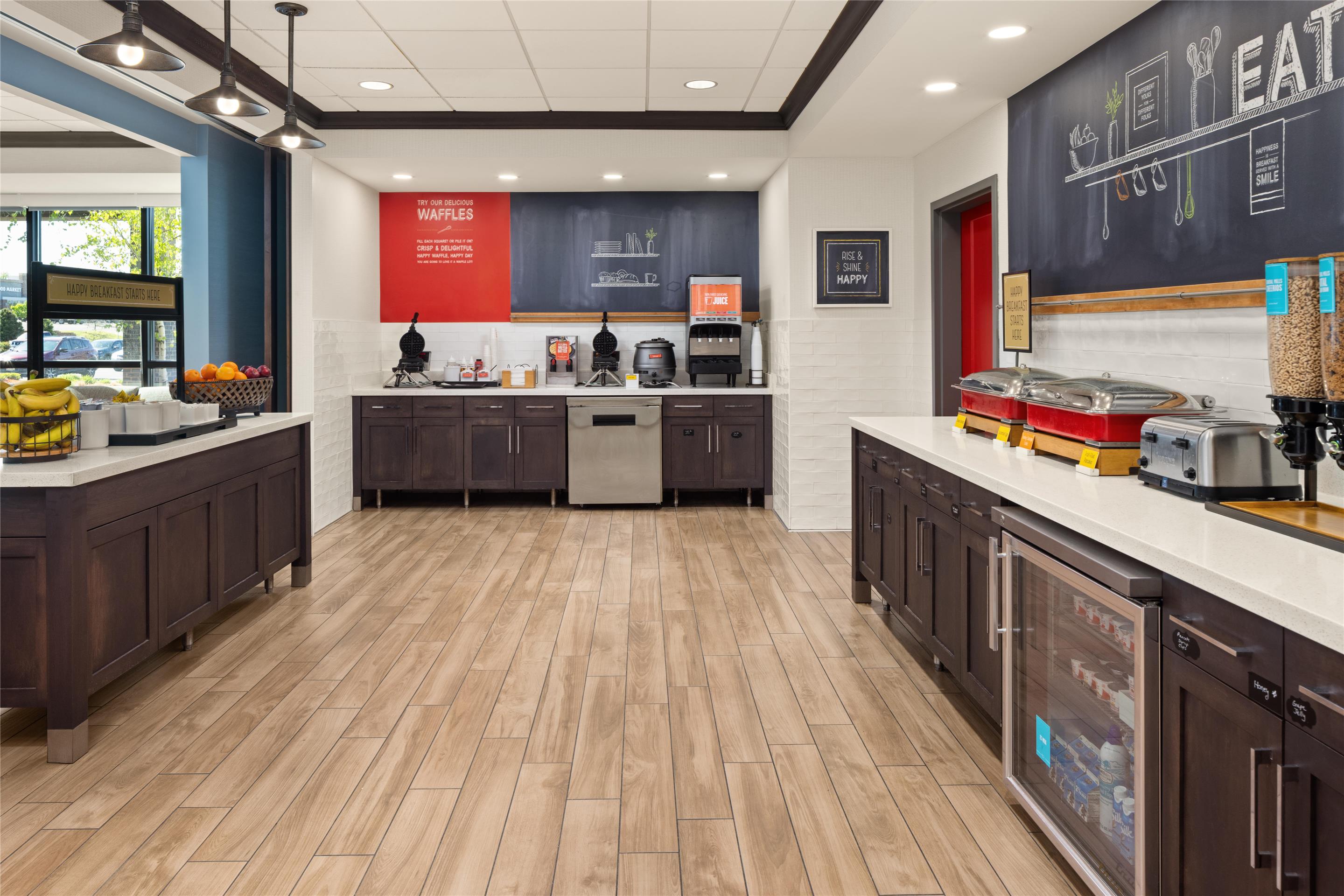 Breakfast Area | Hampton Inn Minneapolis-Roseville