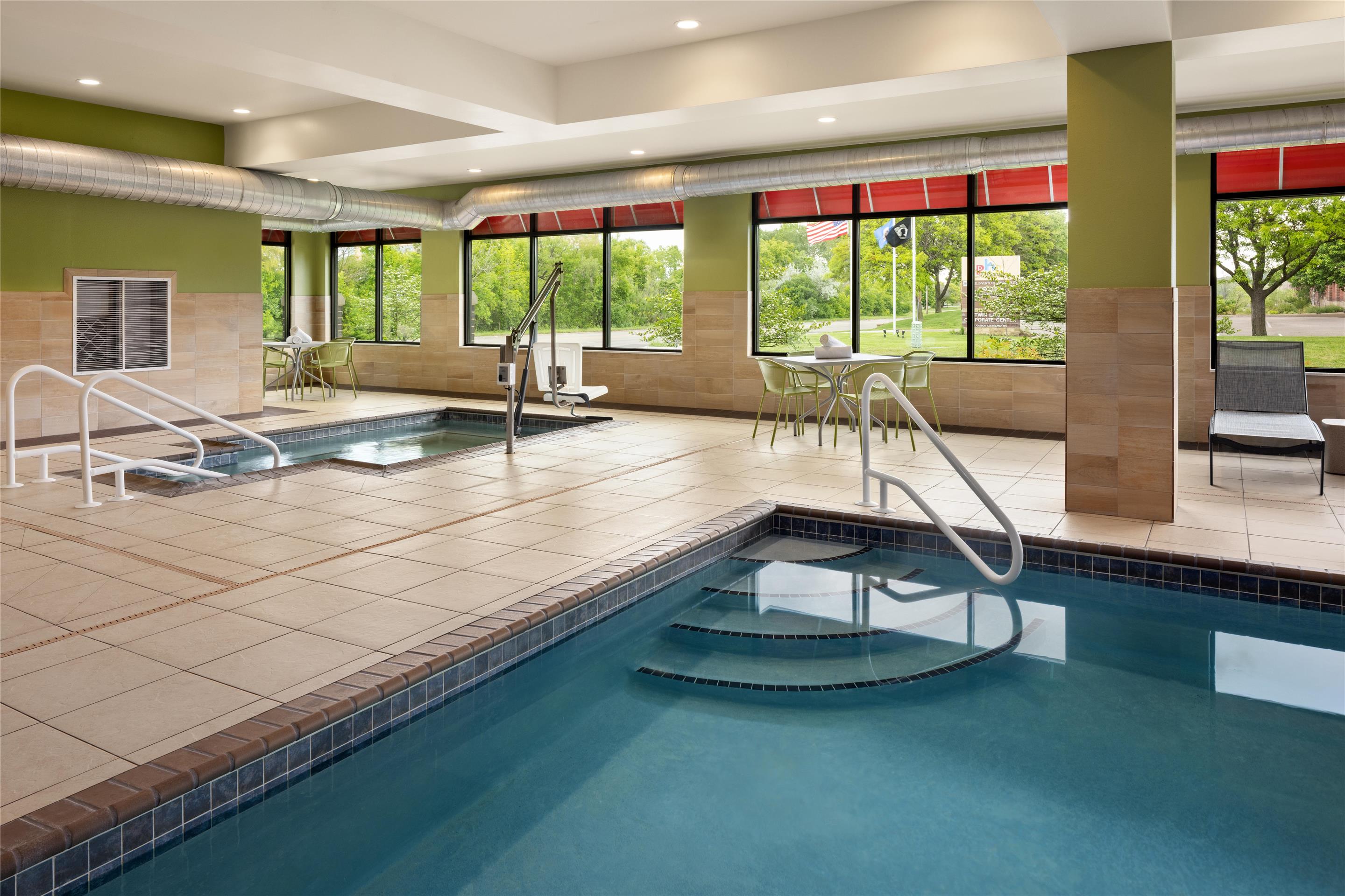 Pool | Hampton Inn Minneapolis-Roseville