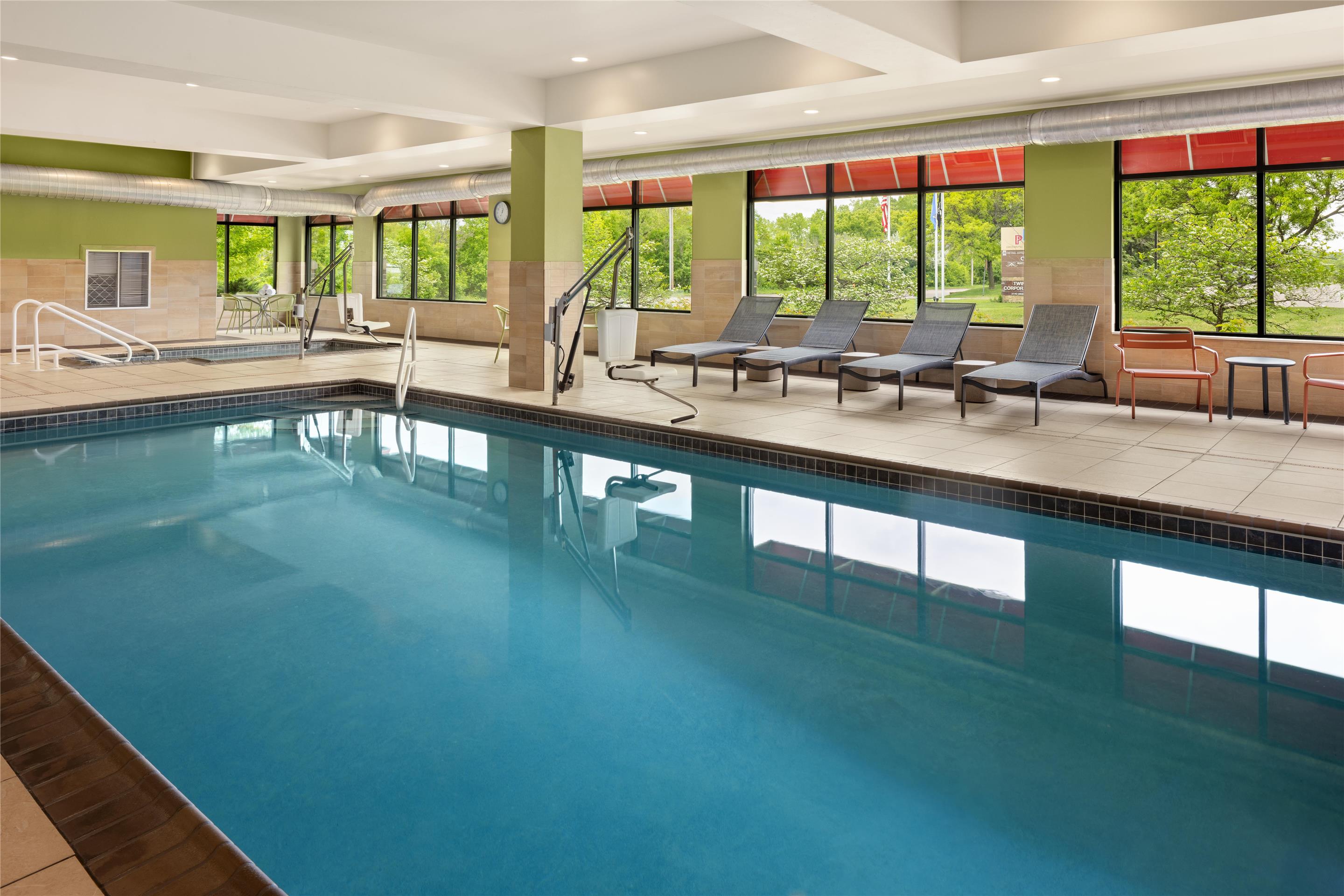 Pool | Hampton Inn Minneapolis-Roseville