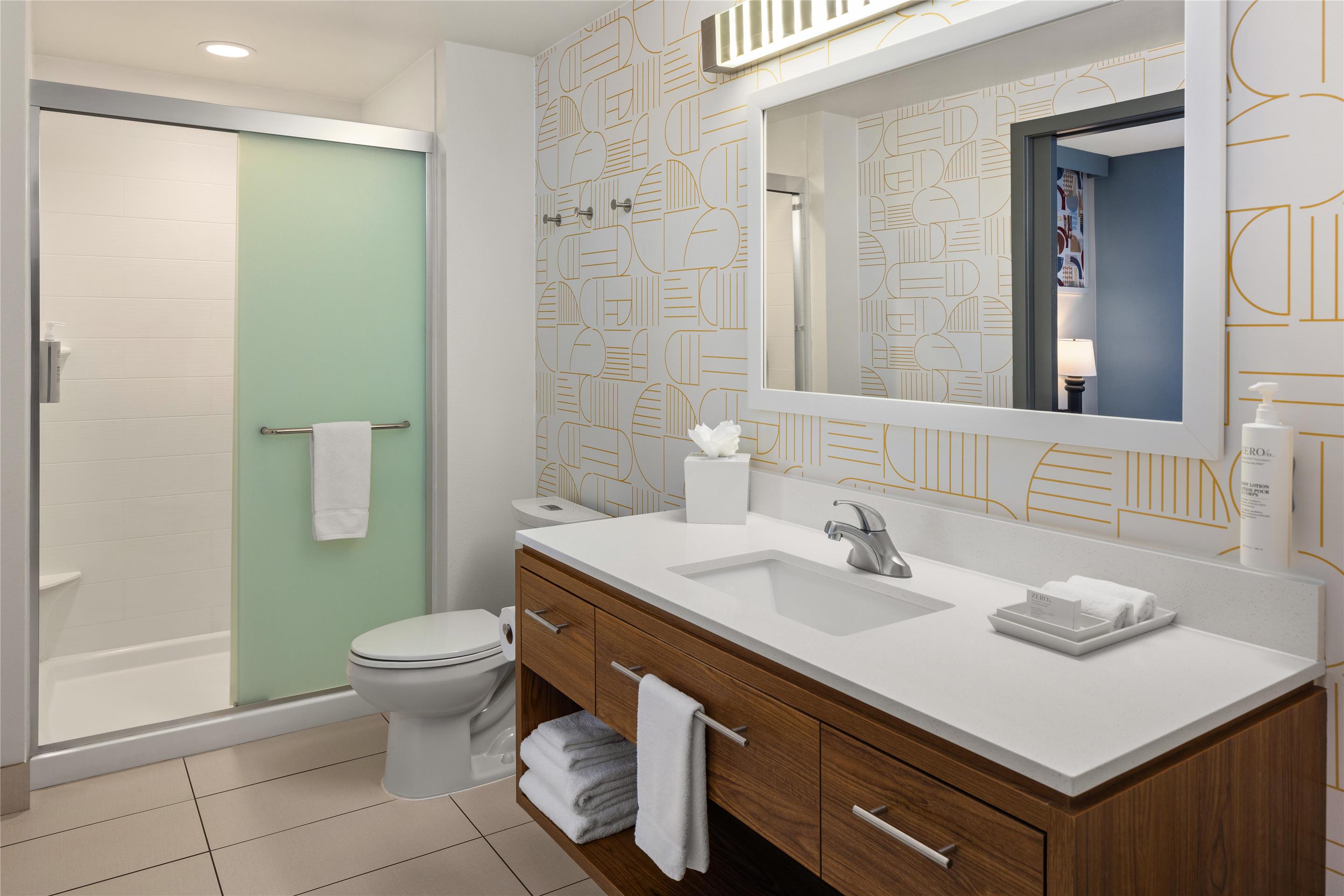 Guest room bath