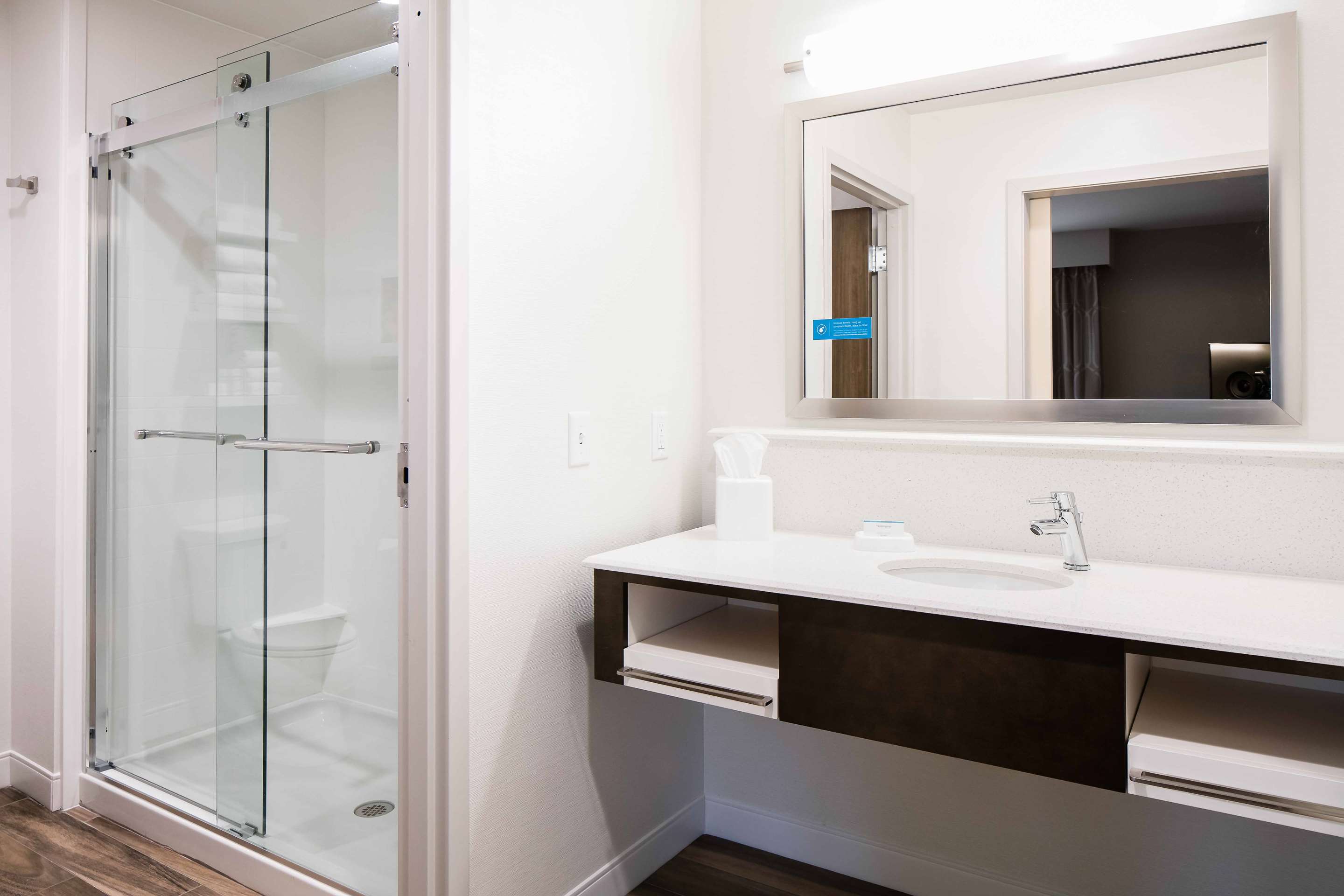 Guest room bath