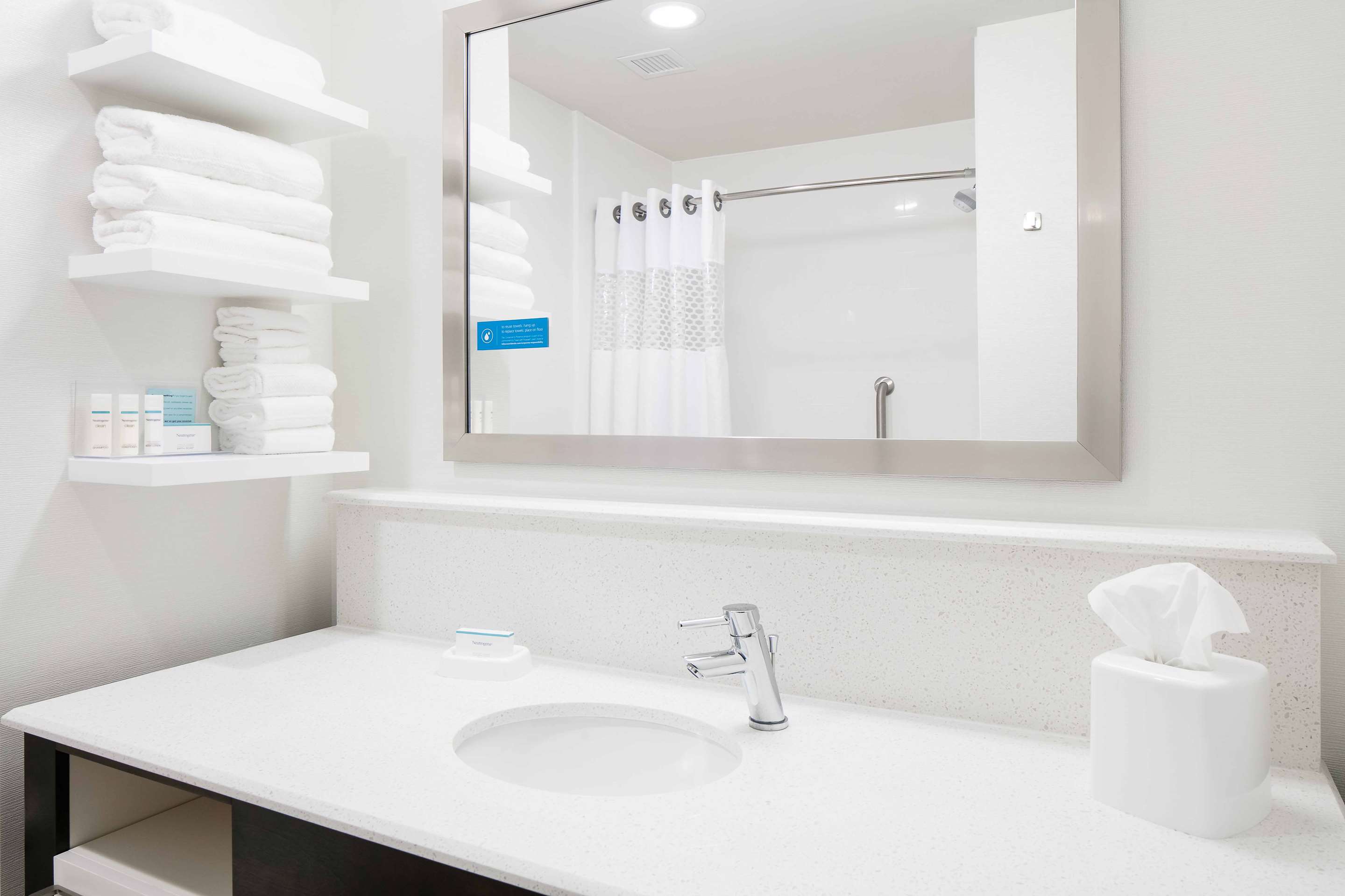 Guest room bath