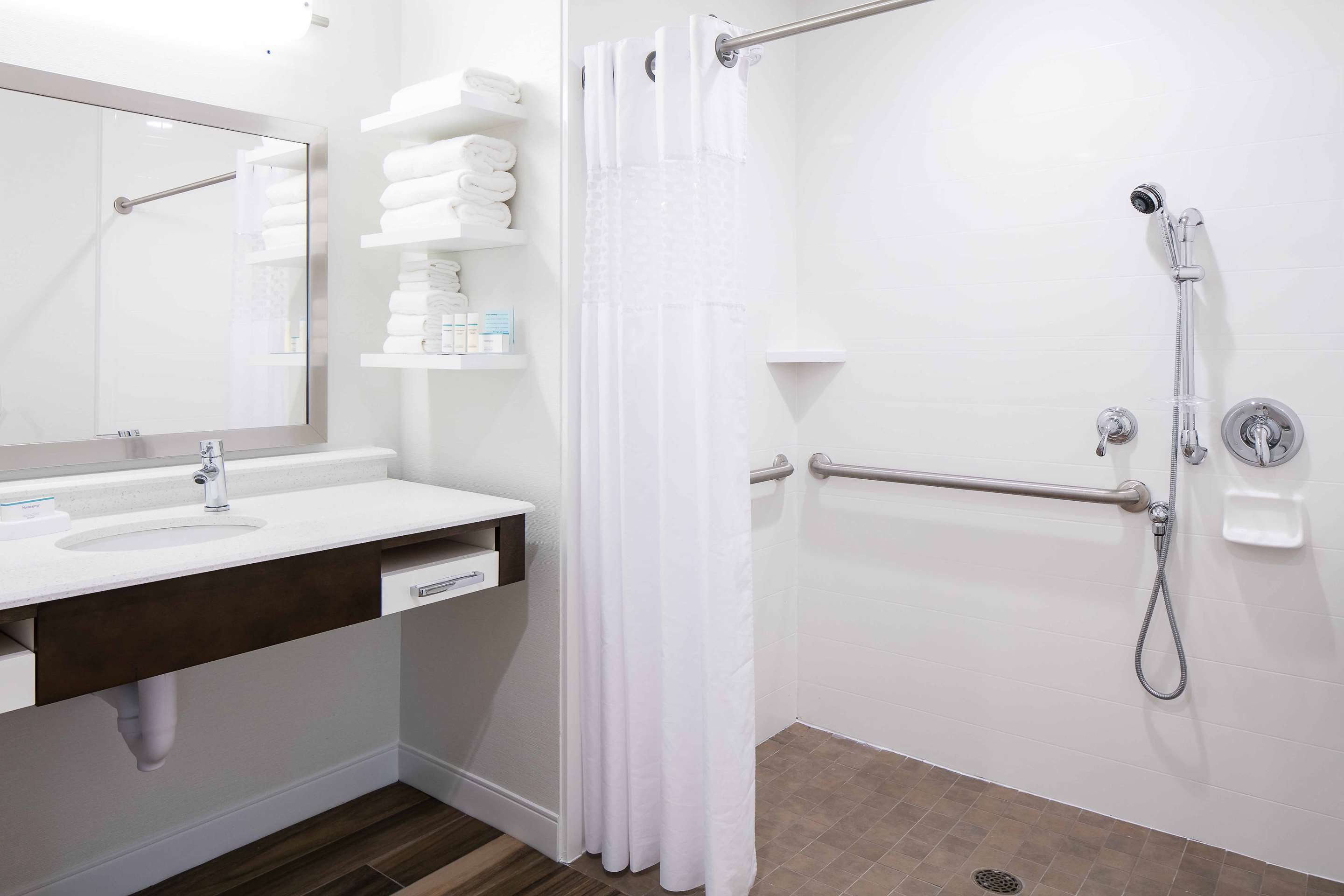 Guest room bath
