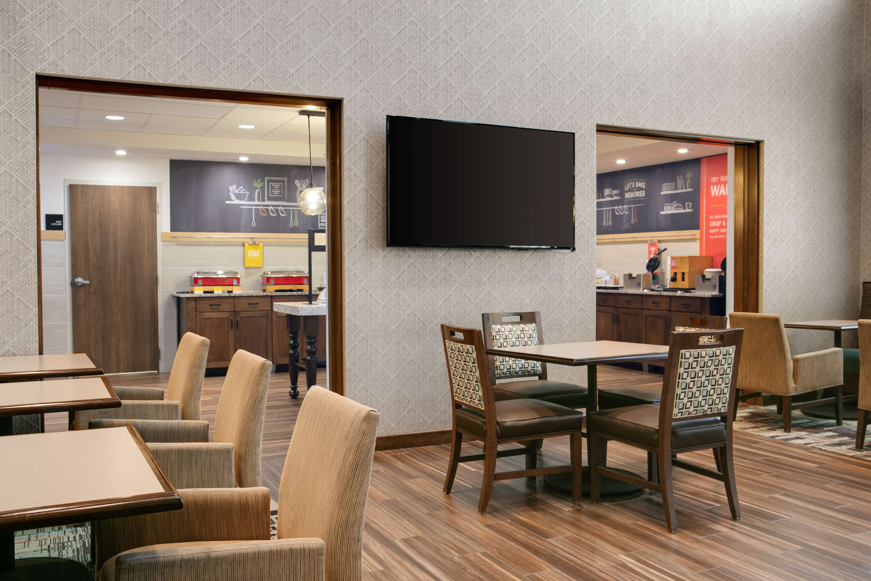 Breakfast Area | Hampton Inn & Suites Hudson