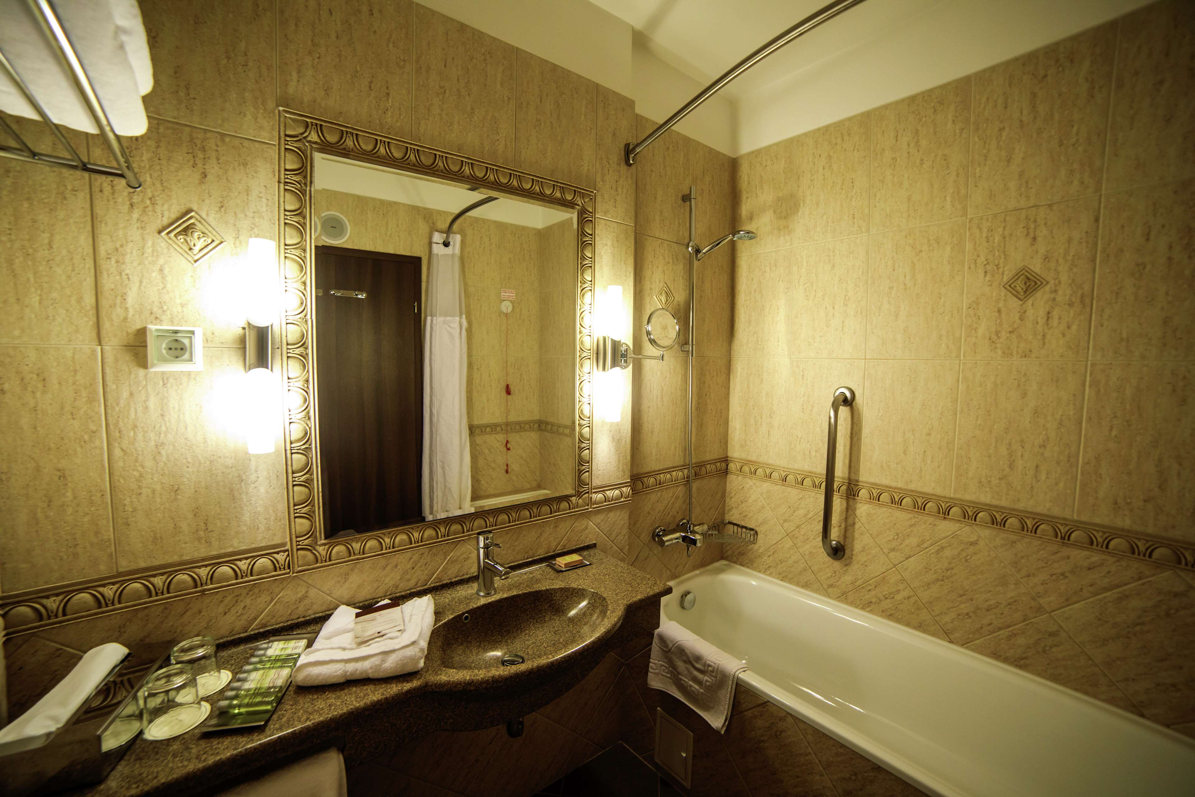 DoubleTree by Hilton Hotel Sighisoara - Cavaler Room Type - QUEEN GUEST ROOM