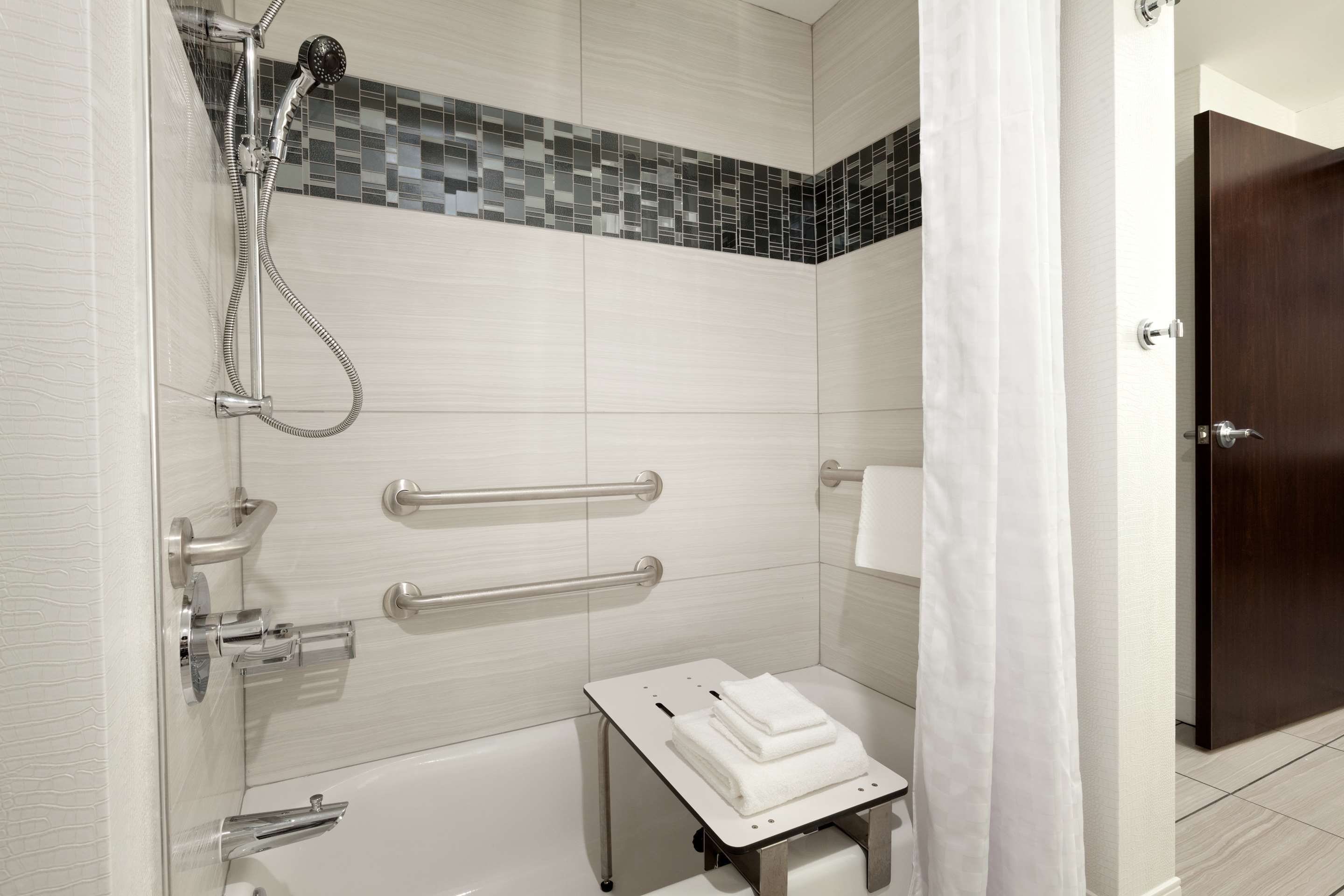 Guest room bath