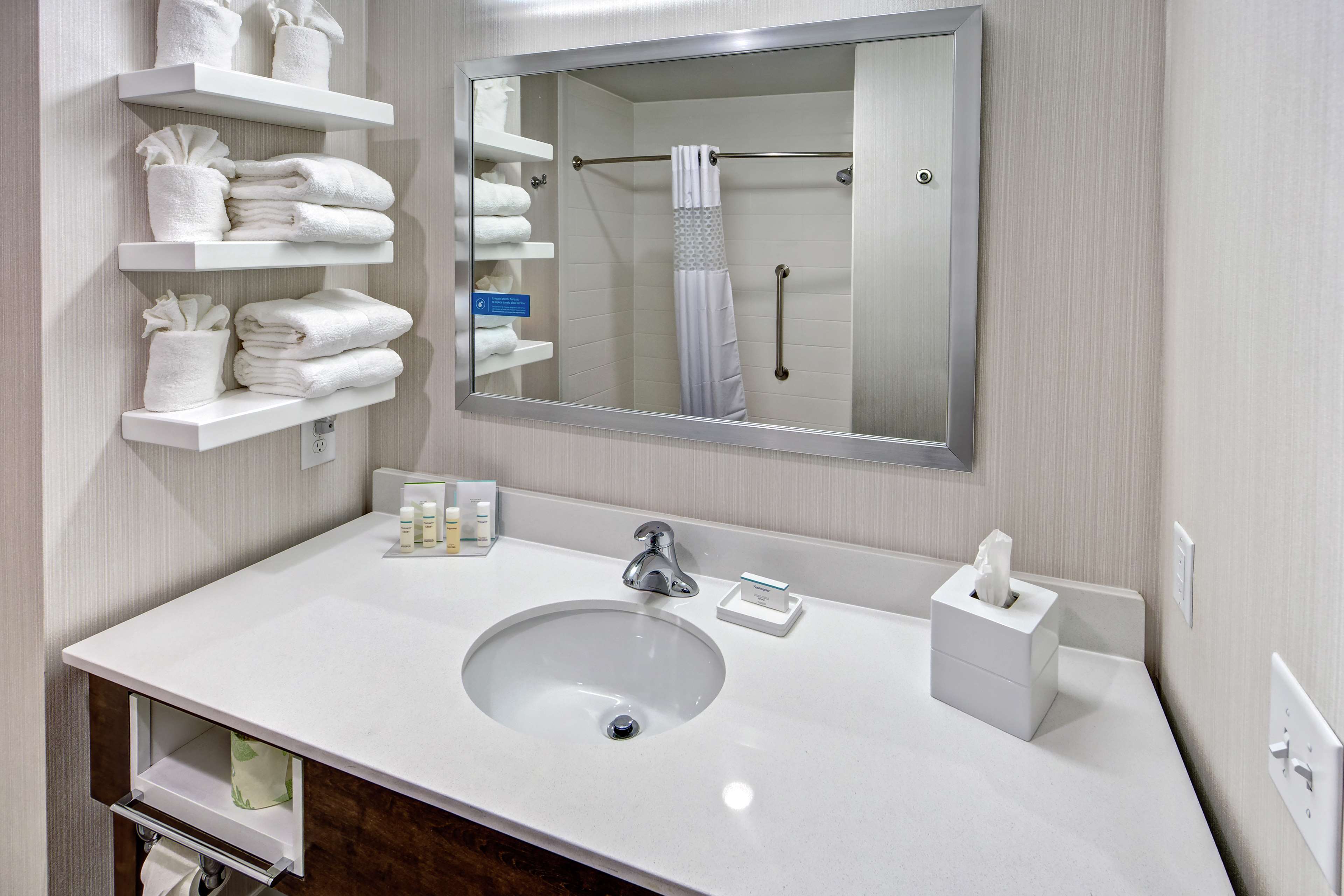 Hampton Inn Summerville SC Room Type - 1 KING SFBD W TUB NS