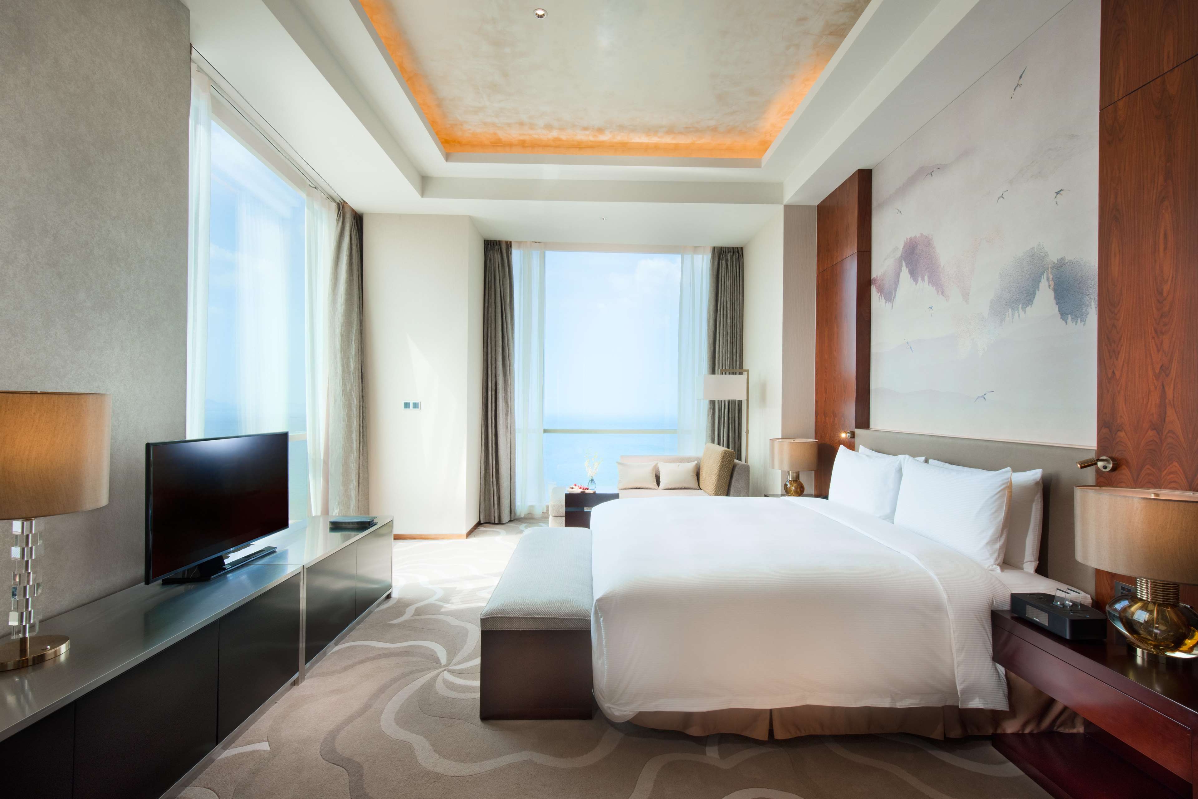 Hilton Yantai Golden Coast Room Type - KING DELUXE SEA VIEW SUITE