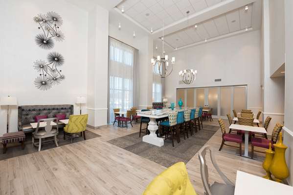 Restaurant - Hampton Inn & Suites Woodfield Mall Schaumburg