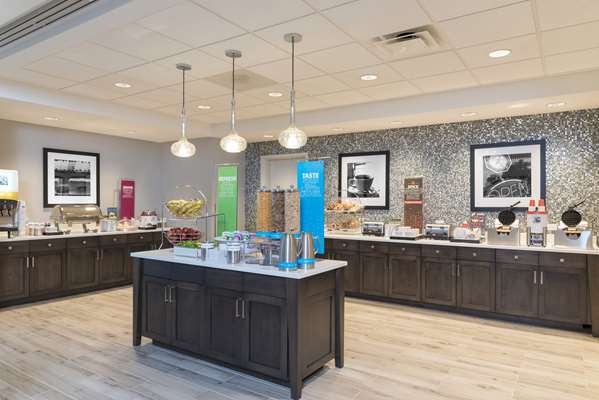 Restaurant - Hampton Inn & Suites Woodfield Mall Schaumburg