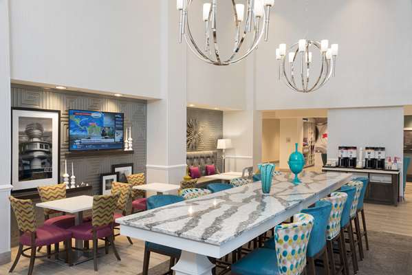 Restaurant - Hampton Inn & Suites Woodfield Mall Schaumburg