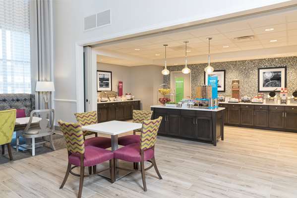 Restaurant - Hampton Inn & Suites Woodfield Mall Schaumburg