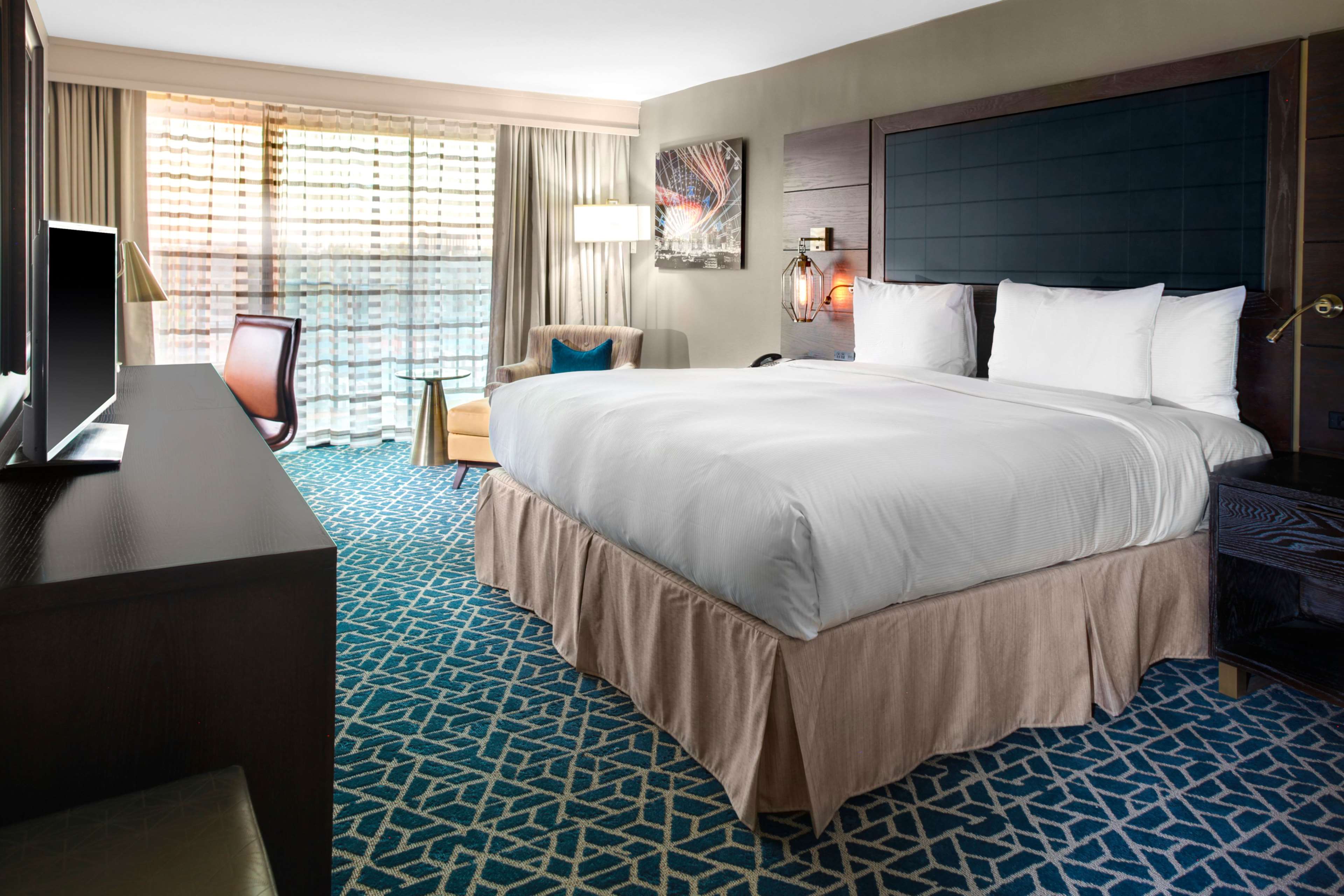 Doubletree by Hilton Arlington DFW South Room Type - 1 KING BED PATIO BALCONY
