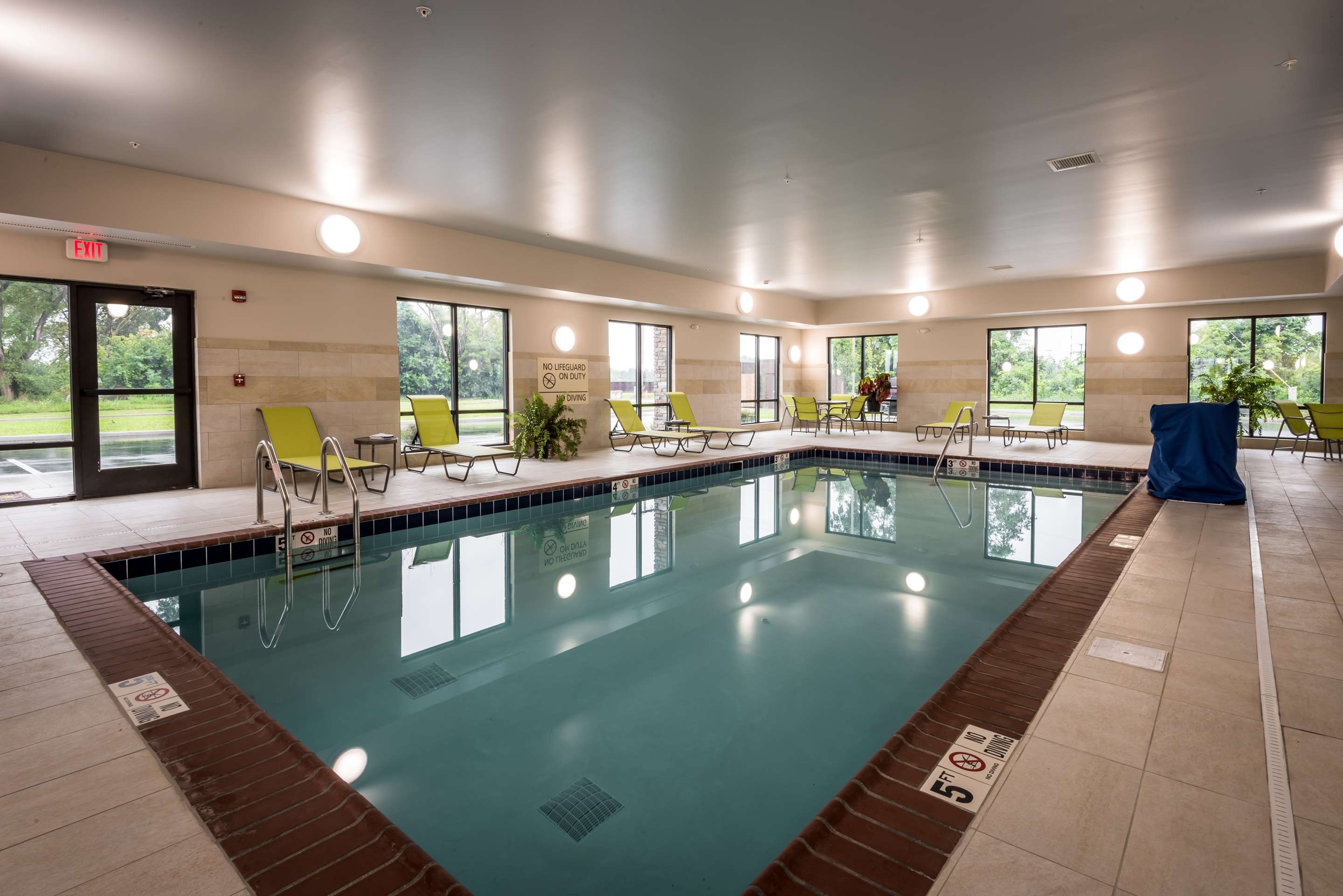 Pool | Hampton Inn & Suites Hammond