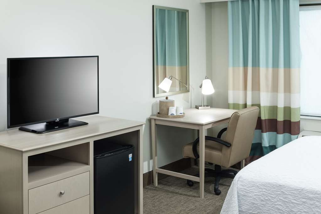 Hampton Inn & Suites by Hilton Carolina Beach Oceanfront Room Type - 1K STD P V W ACC ROLSHWR