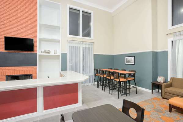  - Hawthorn Suites by Wyndham Manchester - I-384, Exit 1