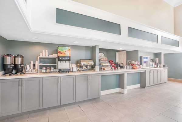  - Hawthorn Suites by Wyndham Manchester - I-384, Exit 1