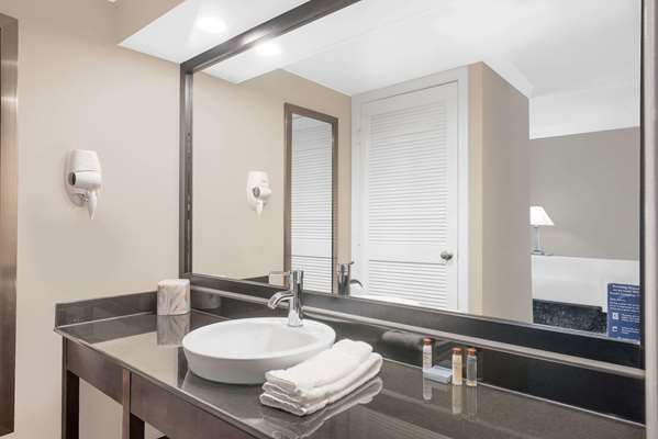  - Hawthorn Suites by Wyndham Manchester - I-384, Exit 1