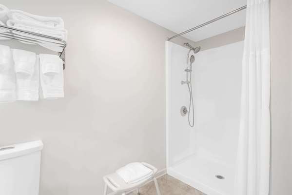  - Hawthorn Suites by Wyndham Manchester - I-384, Exit 1