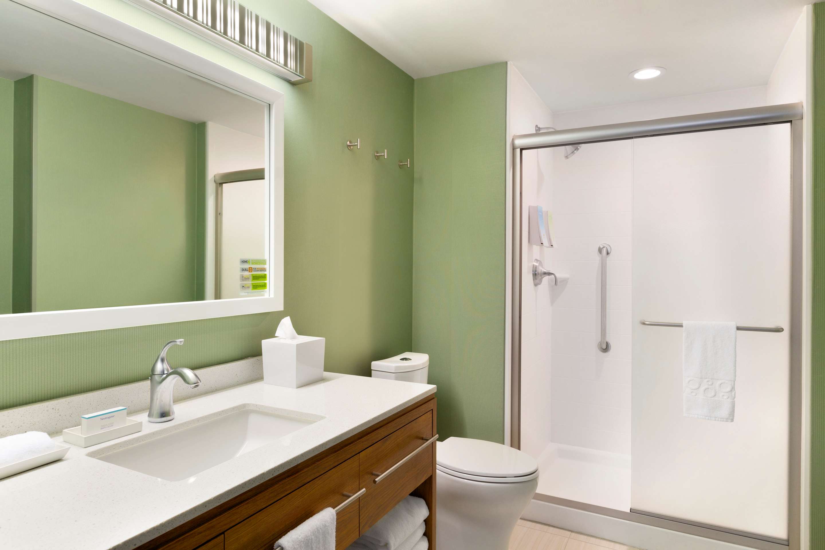Guest room bath