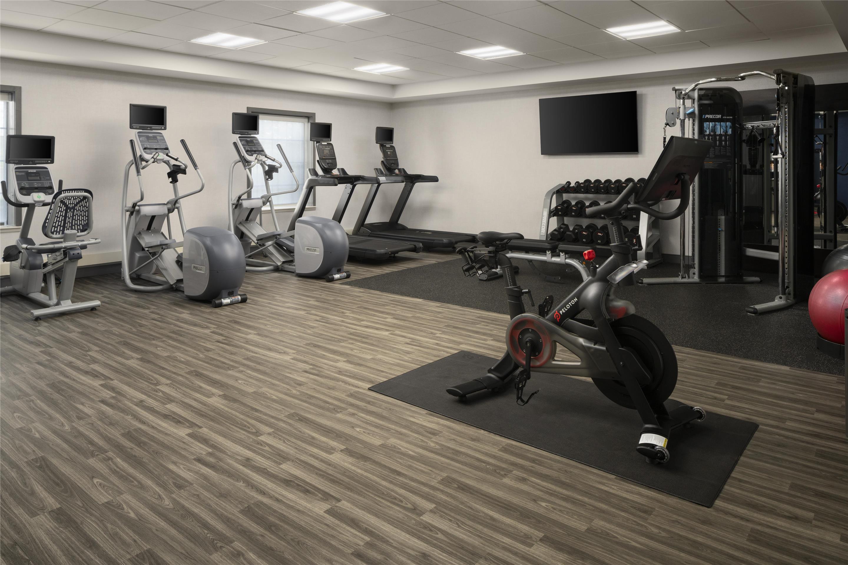 Health club fitness center gym | Hampton Inn & Suites Yonkers - Westchester