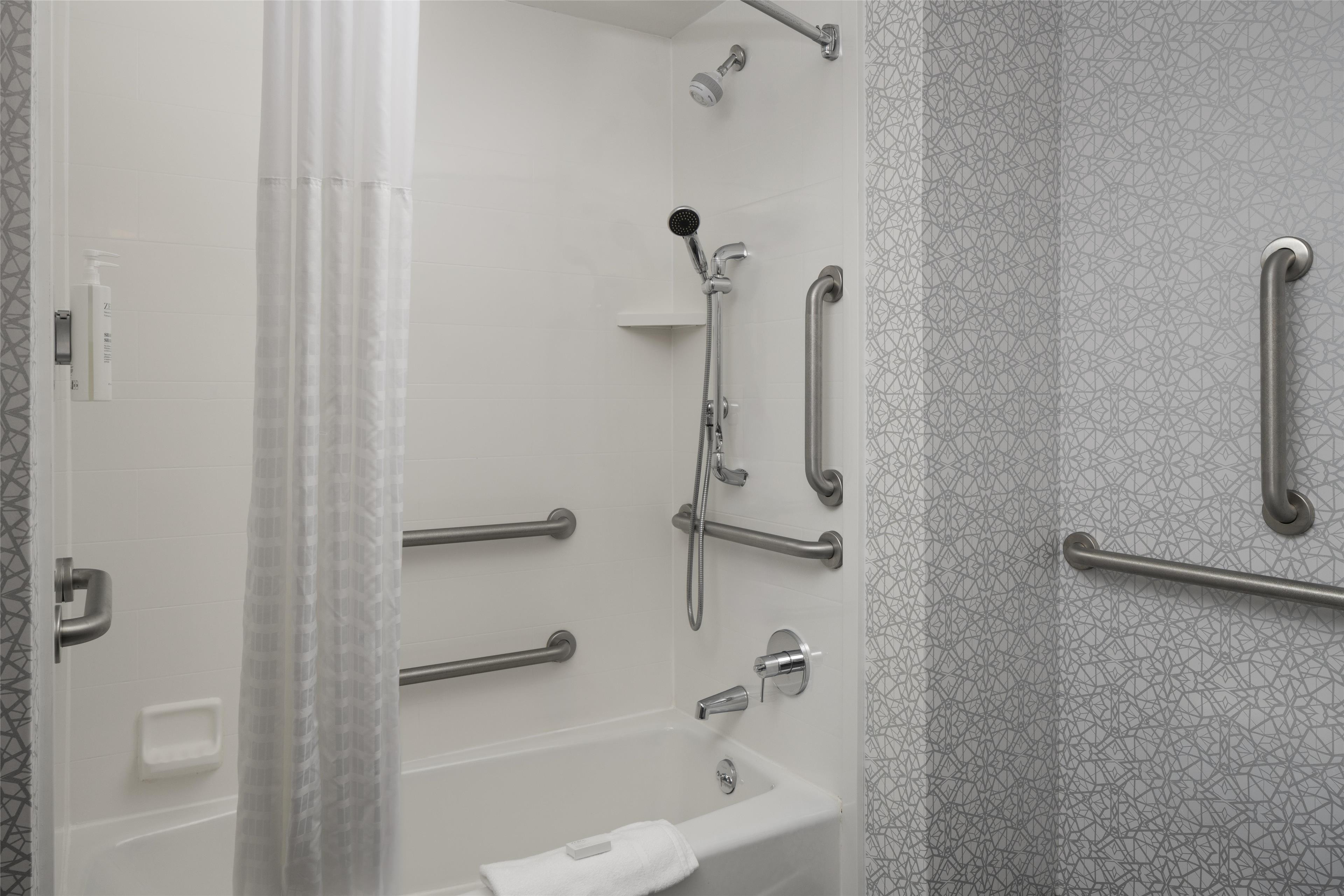 Hampton Inn & Suites by Hilton Yonkers - Westchester Room Type - 1KNG MOB HEAR ACC W TUB NS