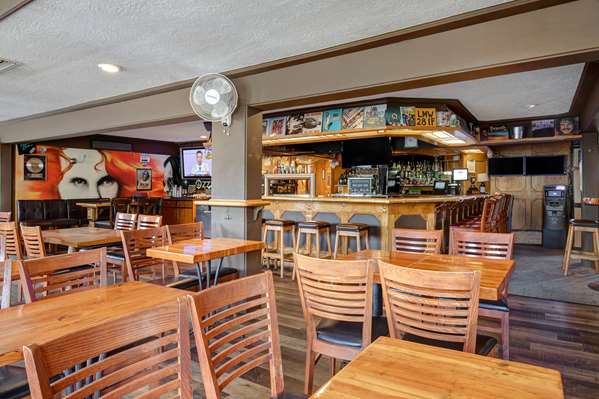 Restaurant - Days Inn Victoria Uptown