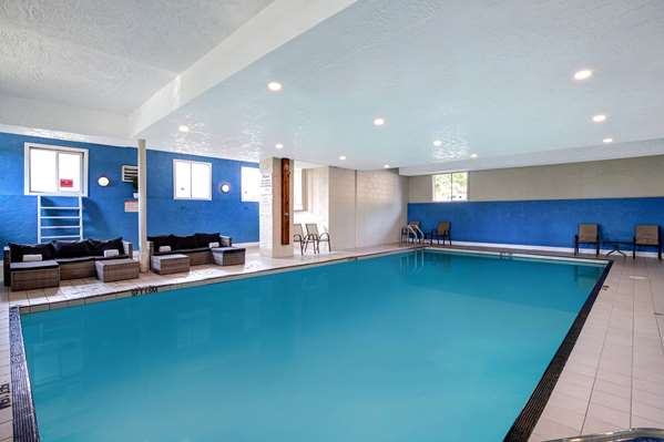Pool - Days Inn Victoria Uptown