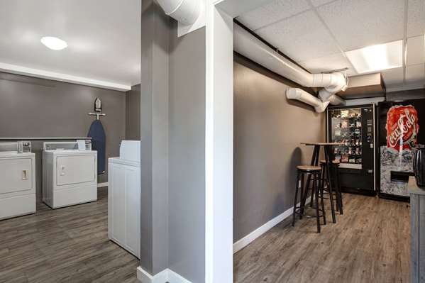  - Days Inn Victoria Uptown