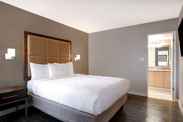  - Days Inn Victoria Uptown