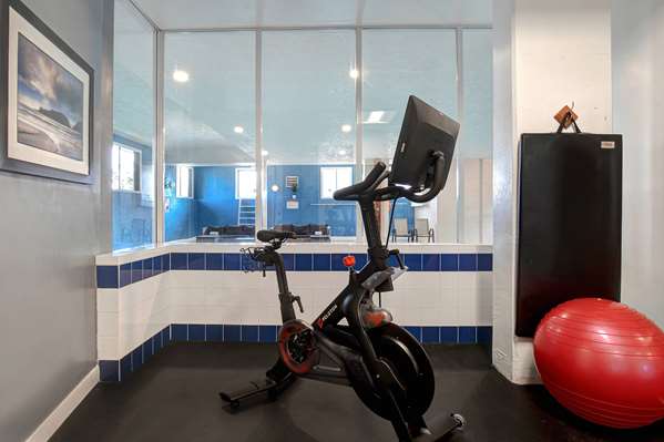 Fitness/ Exercise Room - Days Inn Victoria Uptown
