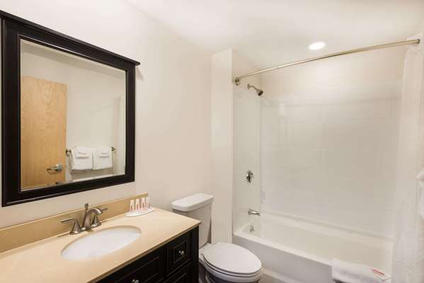  - Howard Johnson Inn Quincy