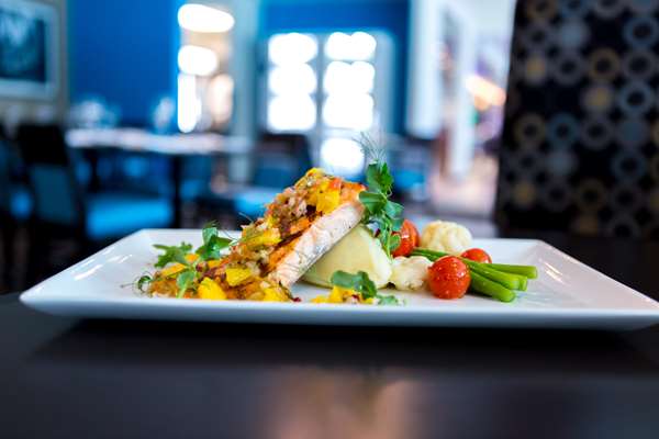 Restaurant - Grand Winnipeg Airport by Lakeview Hotel