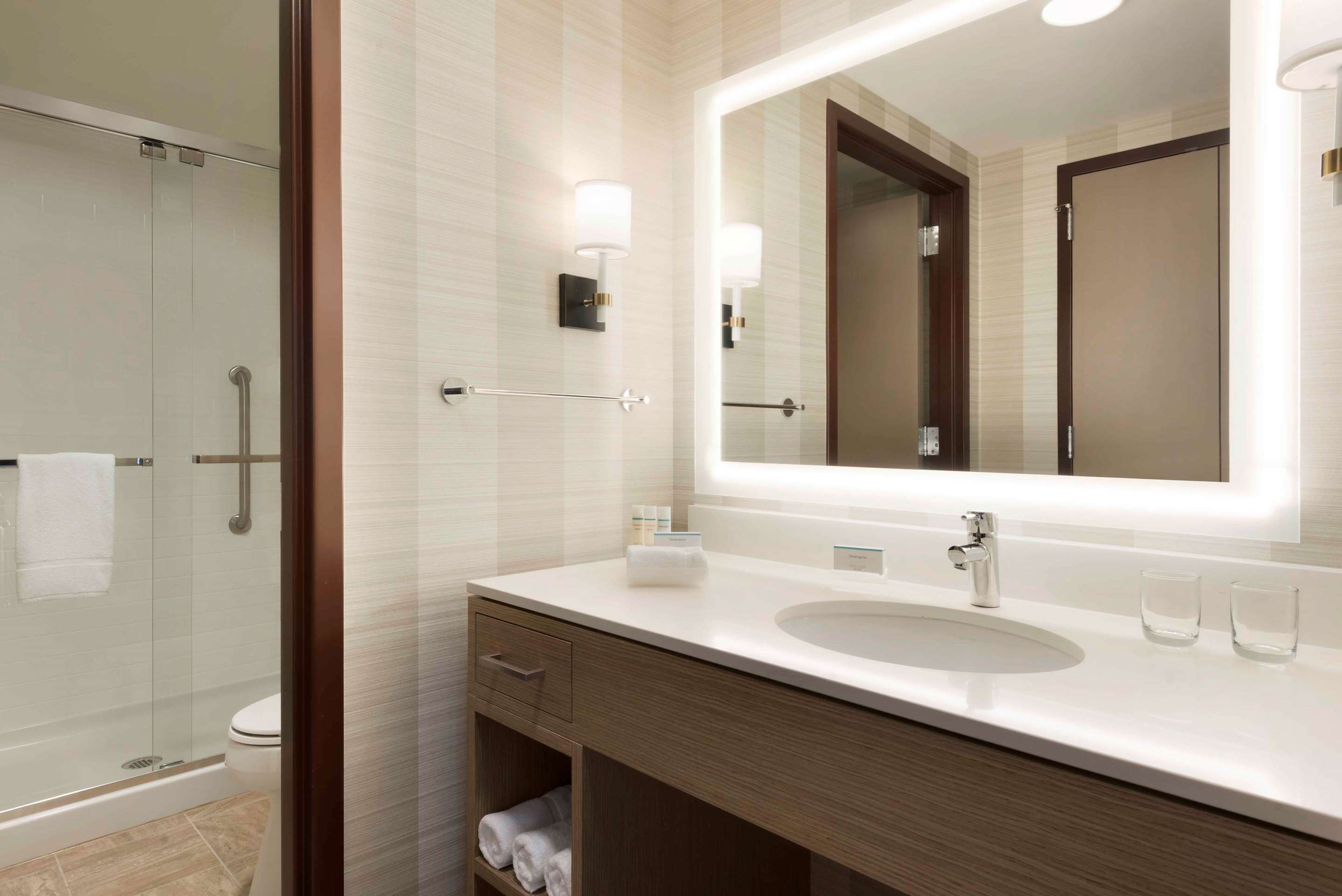 Guest room bath