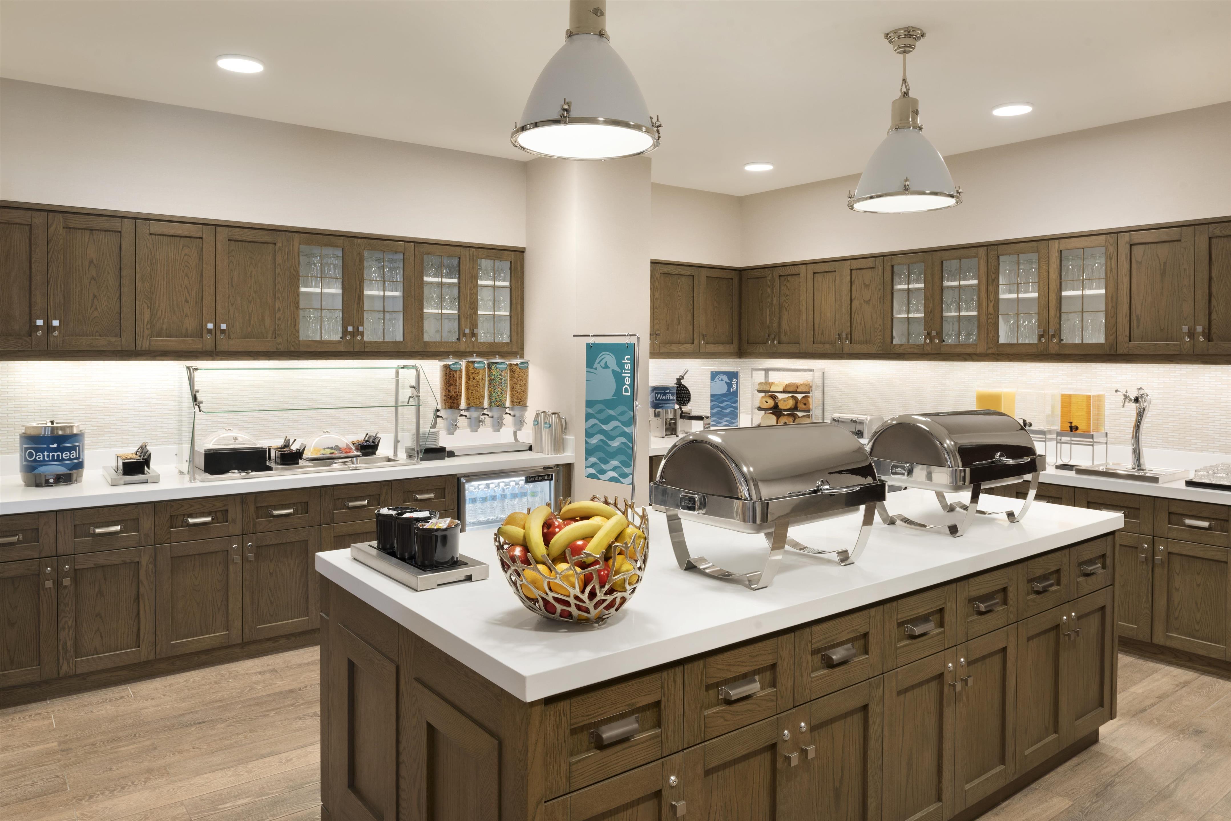 Breakfast Area | Homewood Suites by Hilton Chicago Downtown West Loop