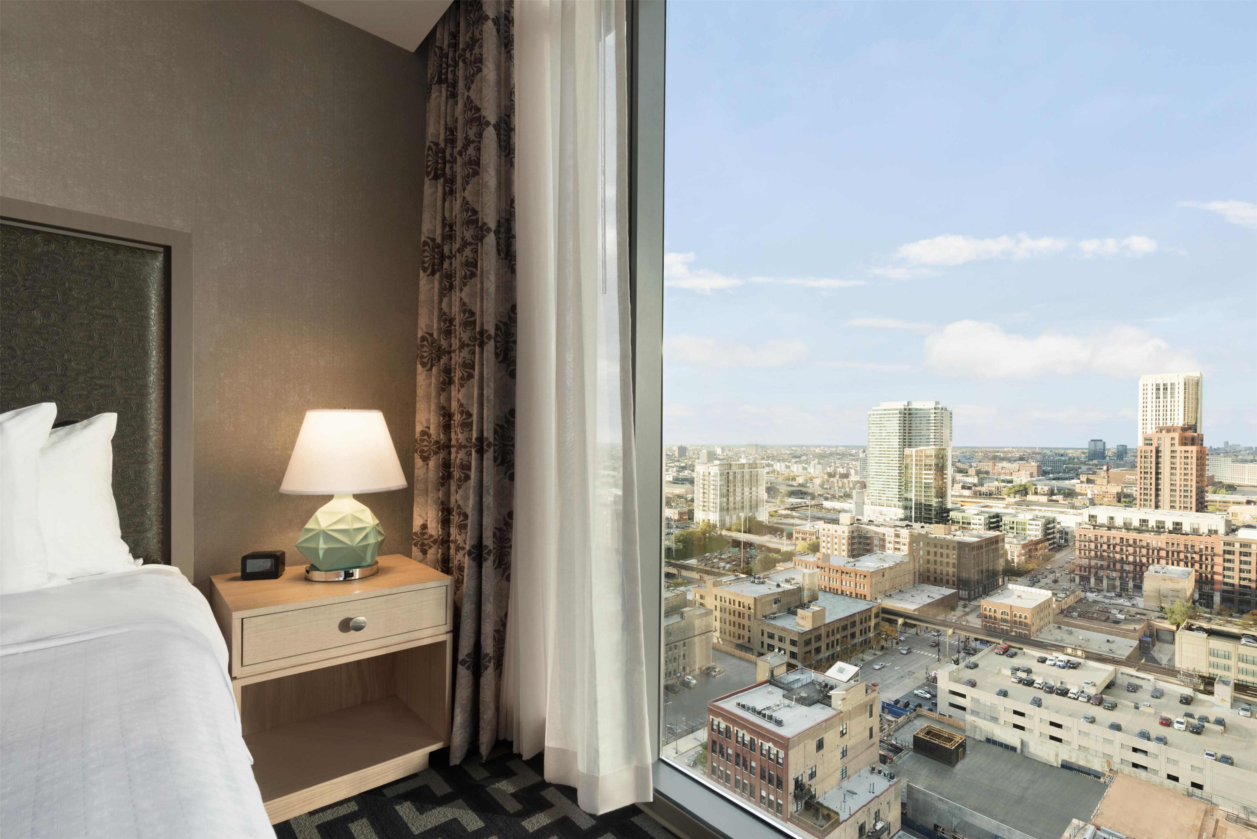 1 King Bed Skyline View Studio Suite Non-smoking