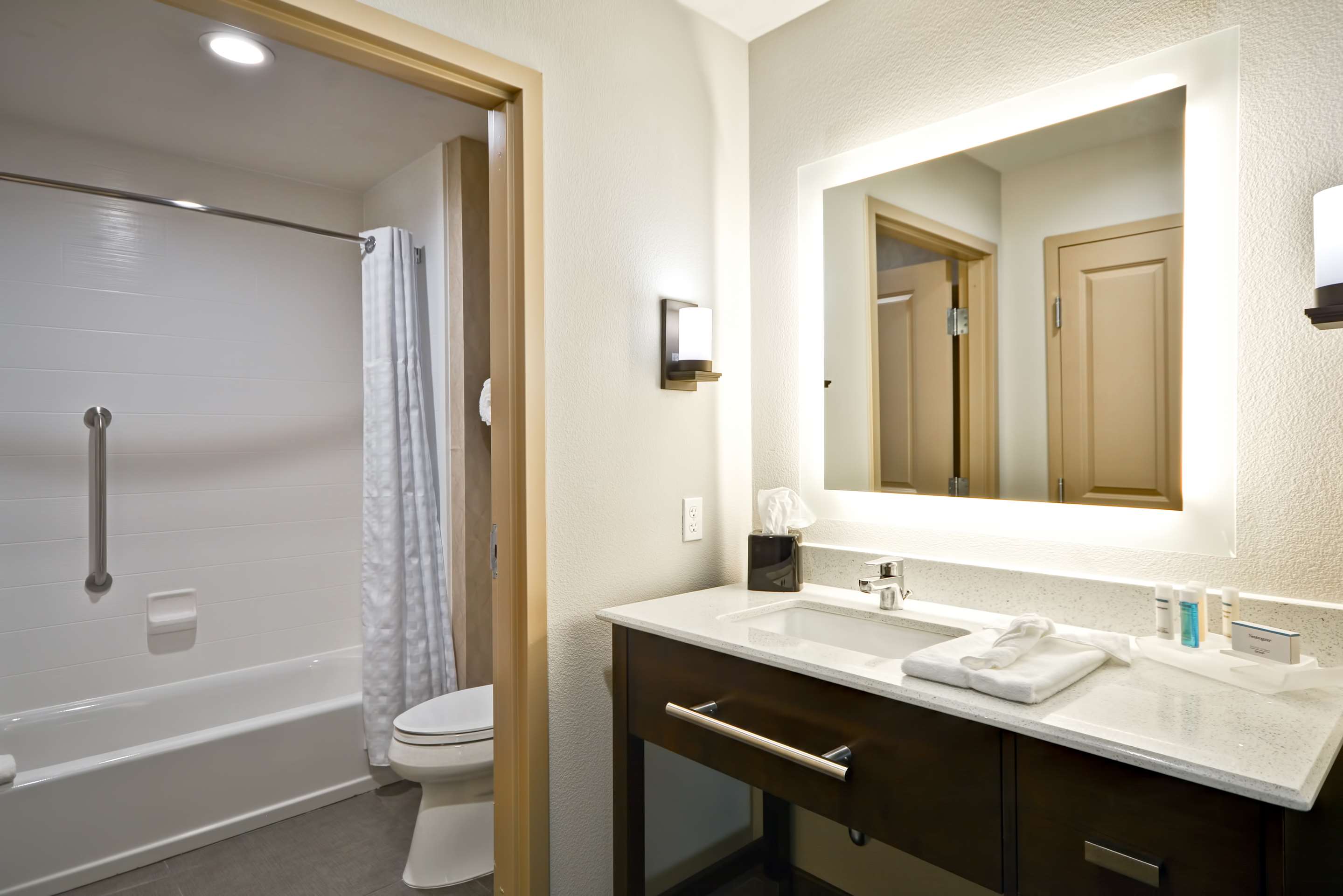 Guest room bath
